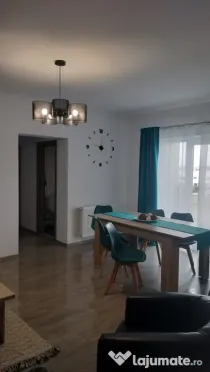 închiriez apartament trei camere