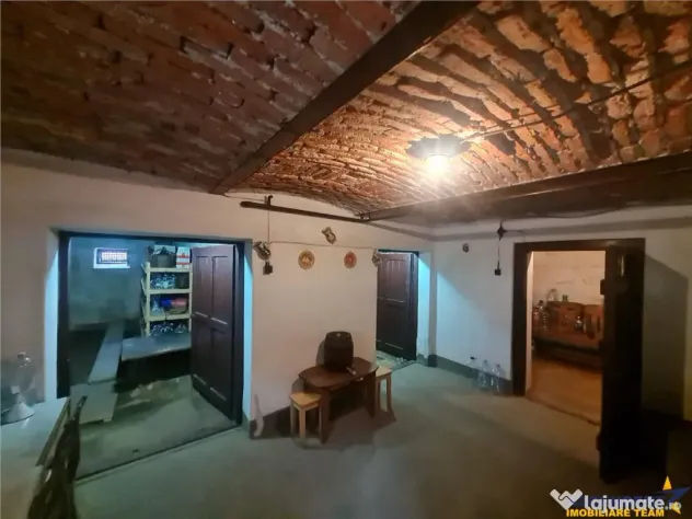 Casa cu vatra traditionala, gradina, garaj, facilitati, Codl