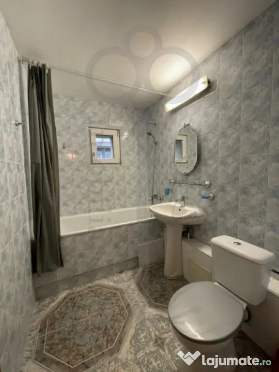 3 camere decomandate, 70 mp, 2 balcoane, 2 bai, in Mărășt