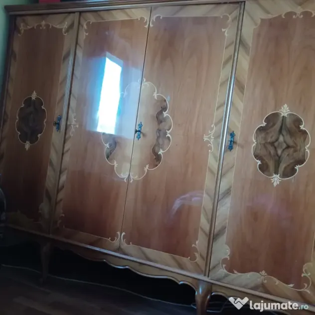 Șifonier în stil clasic din lemn cu furnir decorativ, stare excelentă.