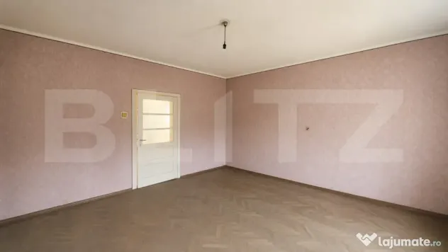 Apartament cu 2 camere 69 mp, teren 825 mp, pe Strada Aurel