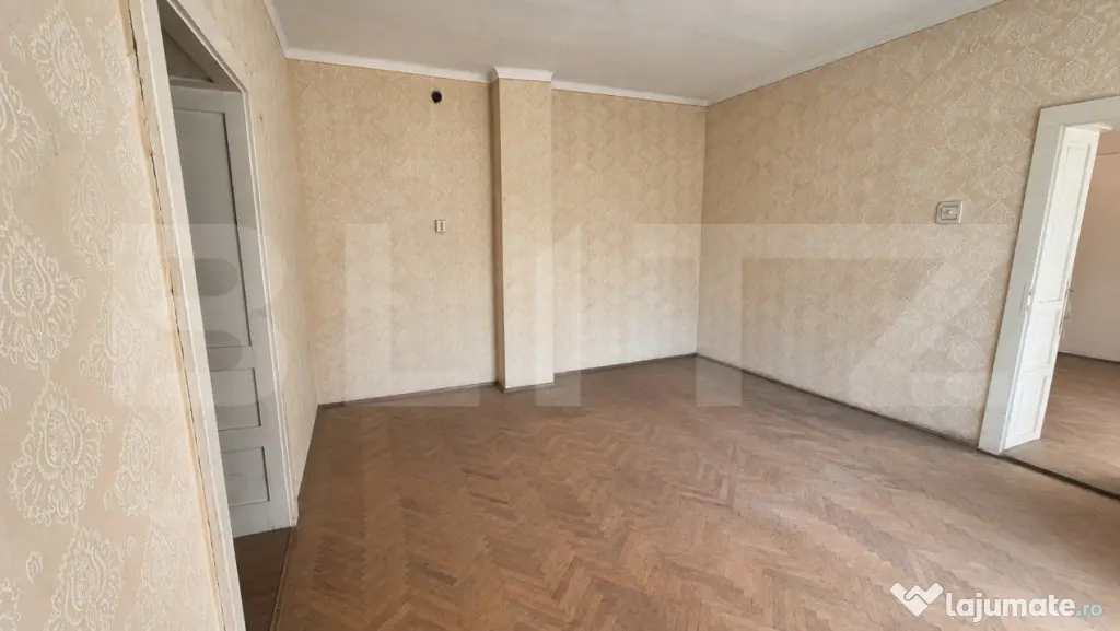 Apartament cu 2 camere 69 mp, teren 825 mp, pe Strada Aurel