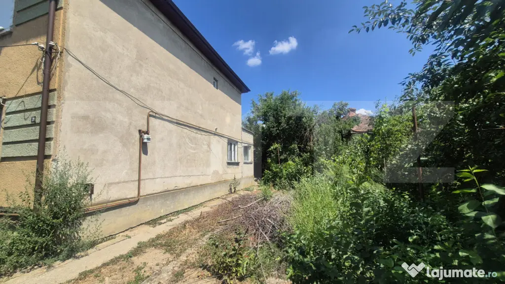 Apartament cu 2 camere 69 mp, teren 825 mp, pe Strada Aurel