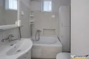 Casuta singura in curte, Brasov: Un colt de liniste la poale 