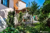 Apartament cu 4 camere si terasa si curte proprie, langa ...