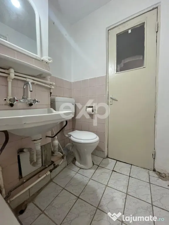 Vanzare 2 camere curat liber decomandat et 3 central Gaesti