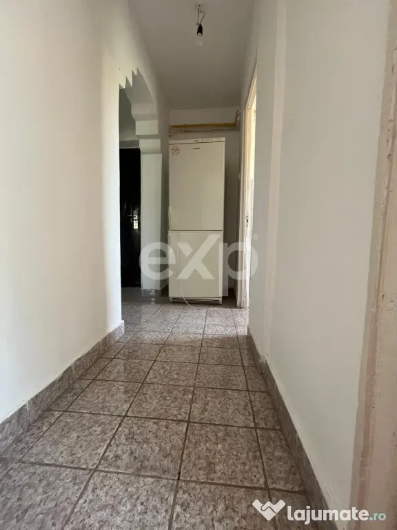 Vanzare 2 camere curat liber decomandat et 3 central Gaesti