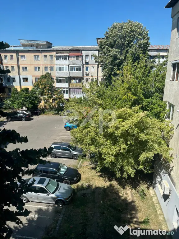 Vanzare 2 camere curat liber decomandat et 3 central Gaesti