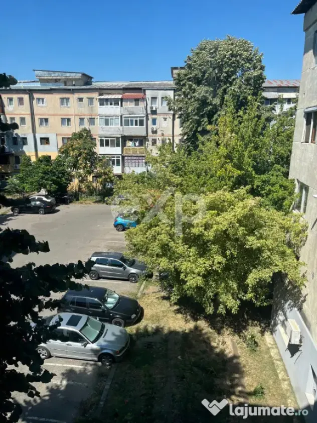 Vanzare 2 camere curat liber decomandat et 3 central Gaesti