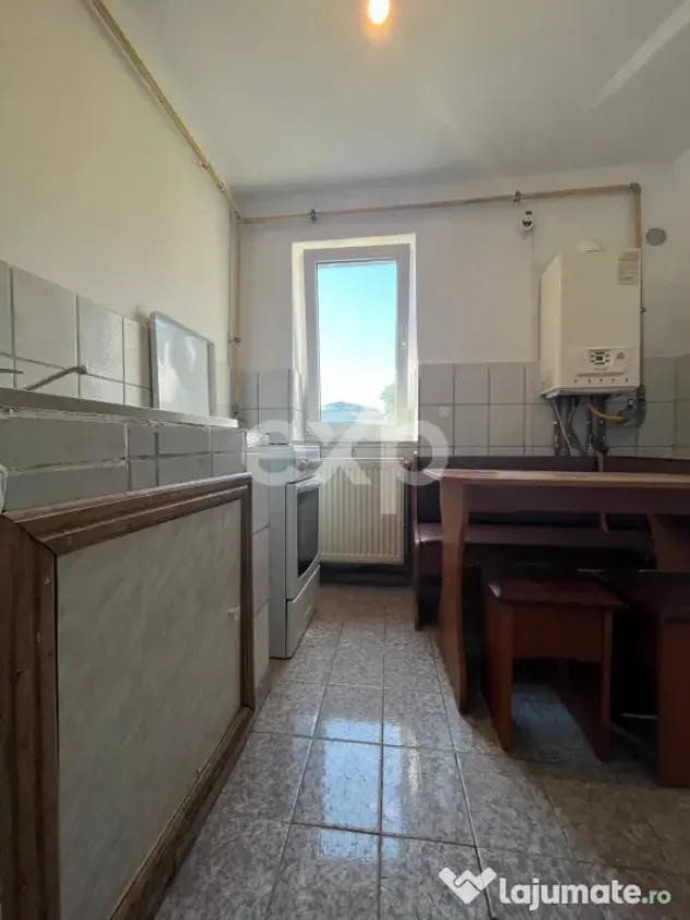 Vanzare 2 camere curat liber decomandat et 3 central Gaesti