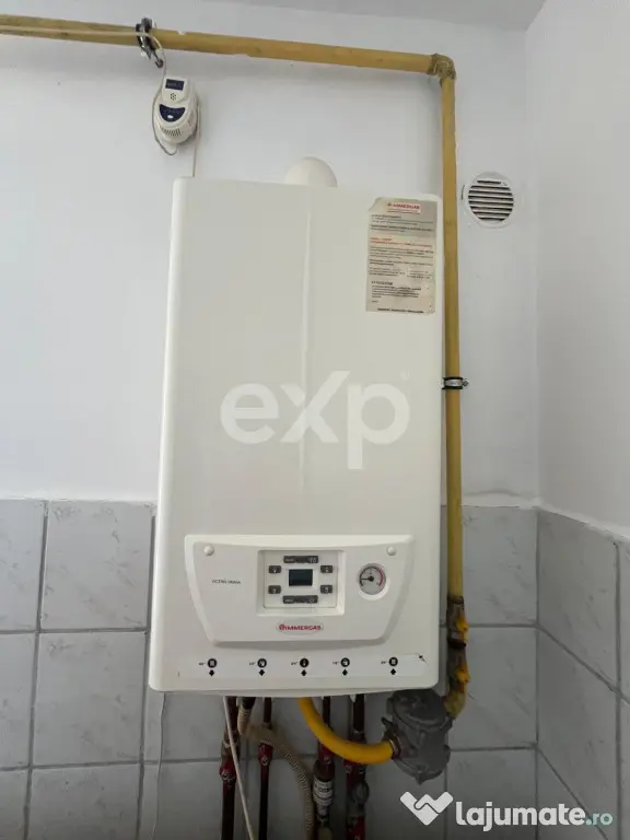 Vanzare 2 camere curat liber decomandat et 3 central Gaesti