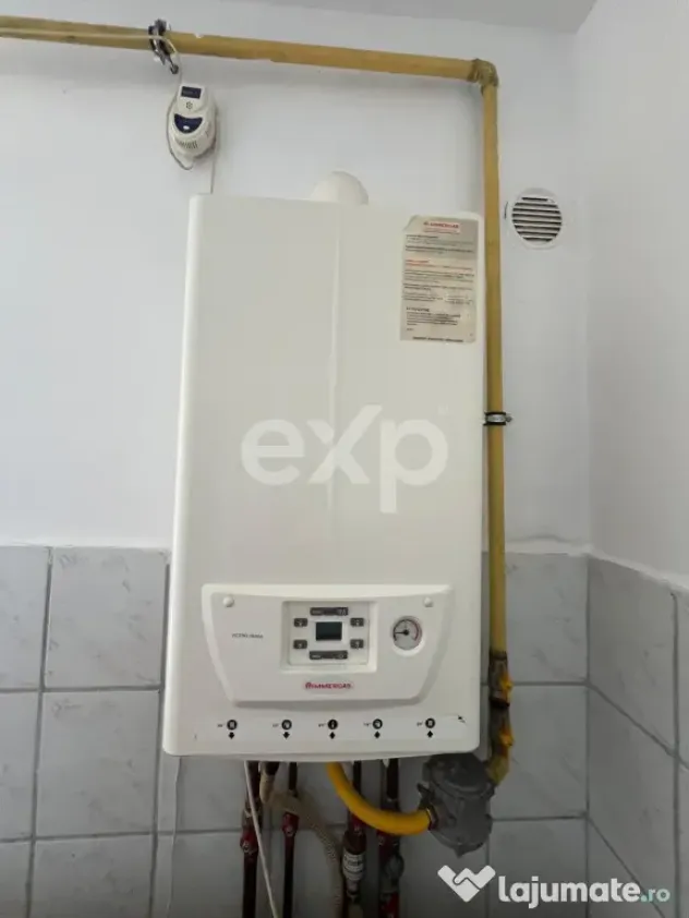 Vanzare 2 camere curat liber decomandat et 3 central Gaesti