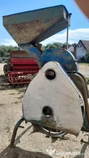 mora de macinat cereali pe cardan 