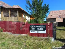 Casa 2 camere, 1040 mp, zona Petresti de Jos