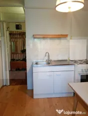 Apartament decomandat cu 3 camere, etaj 1/4, în cartierul L 