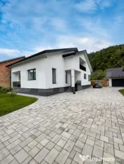 Casă modernă, 3.500 mp teren, garaj, fotovoltaice și pomp