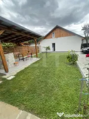 Casă modernă, 3.500 mp teren, garaj, fotovoltaice și pomp
