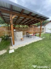 Casă modernă, 3.500 mp teren, garaj, fotovoltaice și pomp