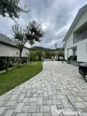 Casă modernă, 3.500 mp teren, garaj, fotovoltaice și pomp