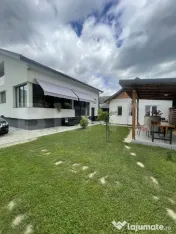 Casă modernă, 3.500 mp teren, garaj, fotovoltaice și pomp