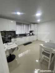 Casă modernă, 3.500 mp teren, garaj, fotovoltaice și pomp