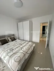 Casă modernă, 3.500 mp teren, garaj, fotovoltaice și pomp