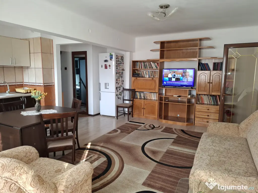 Închiriez apartament cu 3 camere