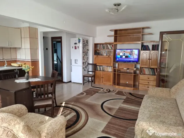 Închiriez apartament cu 3 camere