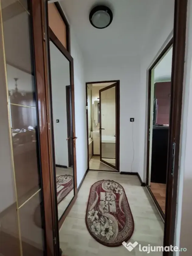 Închiriez apartament cu 3 camere