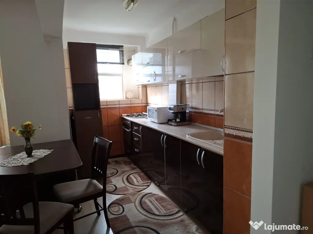 Închiriez apartament cu 3 camere