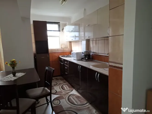 Închiriez apartament cu 3 camere