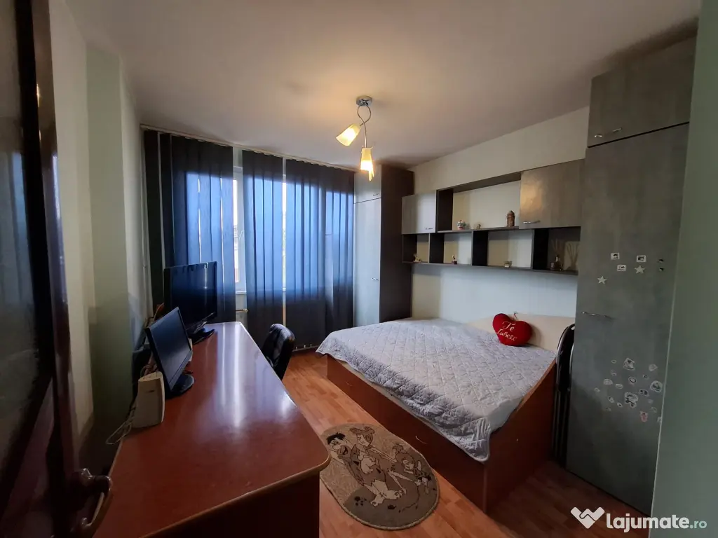 Închiriez apartament cu 3 camere