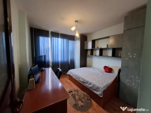 Închiriez apartament cu 3 camere