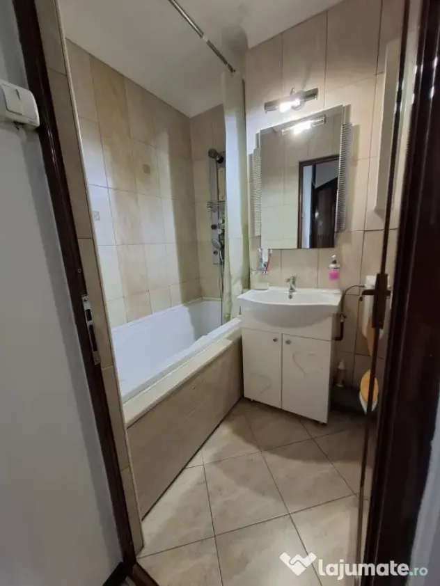 Închiriez apartament cu 3 camere