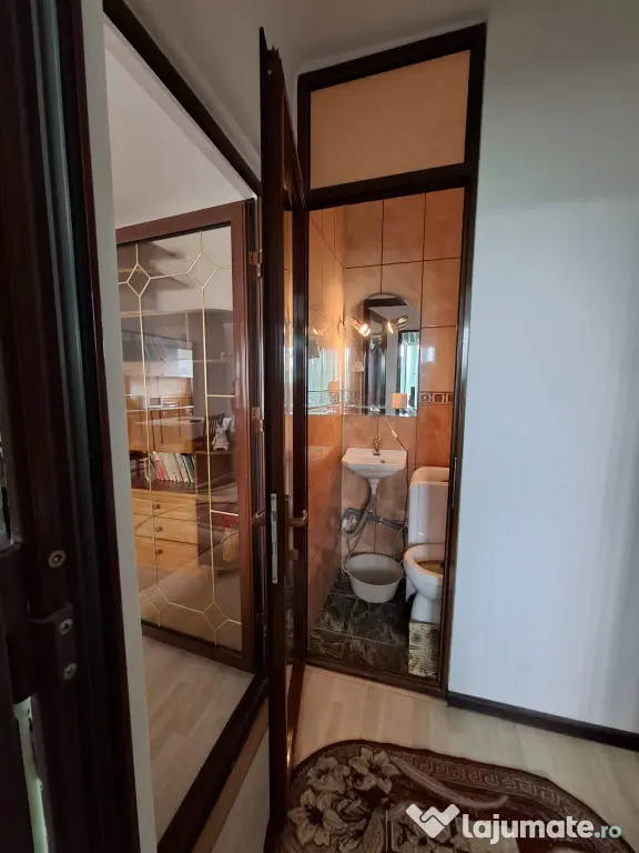 Închiriez apartament cu 3 camere