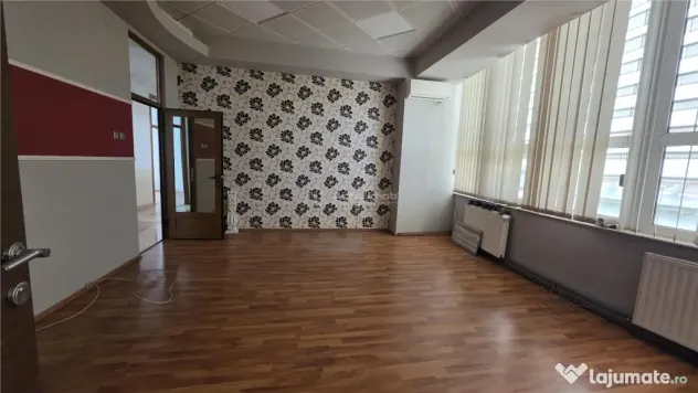 Cladire comerciala - birouri, P 3, stradal, teren 3511 mp - - Craiova (Dolj)