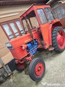 Vand tractor împreună cu remorca si plug