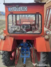 Vand tractor împreună cu remorca si plug