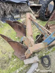 Vand tractor împreună cu remorca si plug