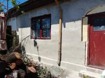 Vand casa batraneasca cu 4 camere in zona Prelungirea Ghencea