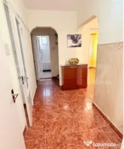 Apartament de vanzare 3 camere decomandat central 