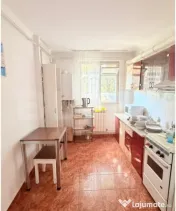 Apartament de vanzare 3 camere decomandat central 