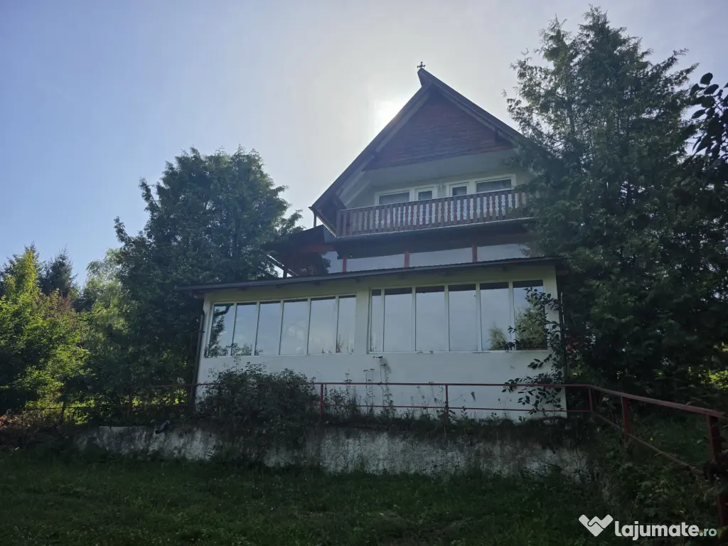 Casă de vacanță în Fundata, Brașov – 3.300 mp teren, acces direct din DN73