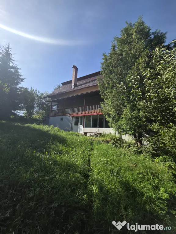 Casă de vacanță în Fundata, Brașov – 3.300 mp teren, acces direct din DN73