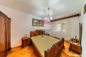 Apartament cu 3 camere, in zona Boul Rosu 