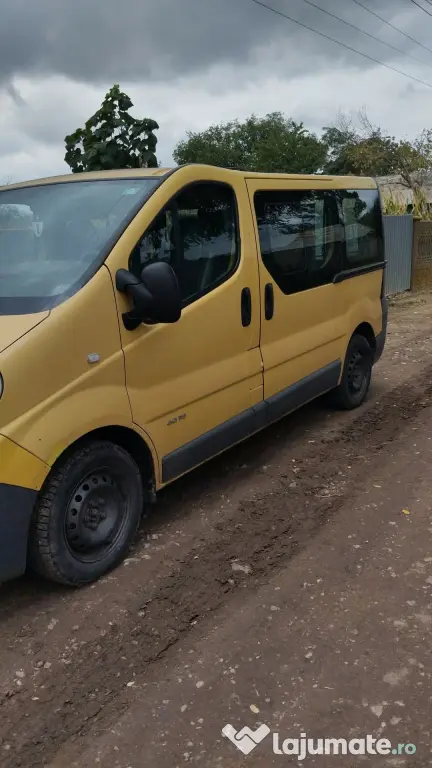 Vând Renault trafic 8+1