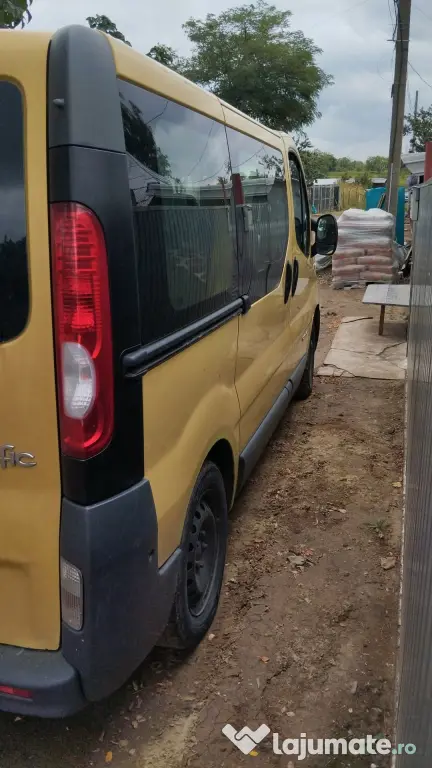Vând Renault trafic 8+1