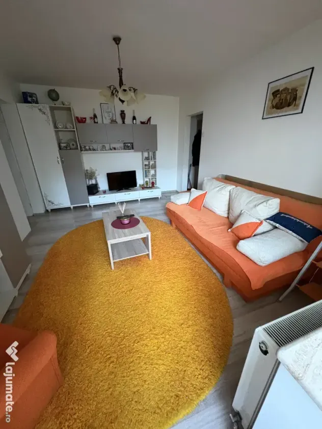 Vând apartament 3 camere spațios de 75 mp, semidecomandat. Central