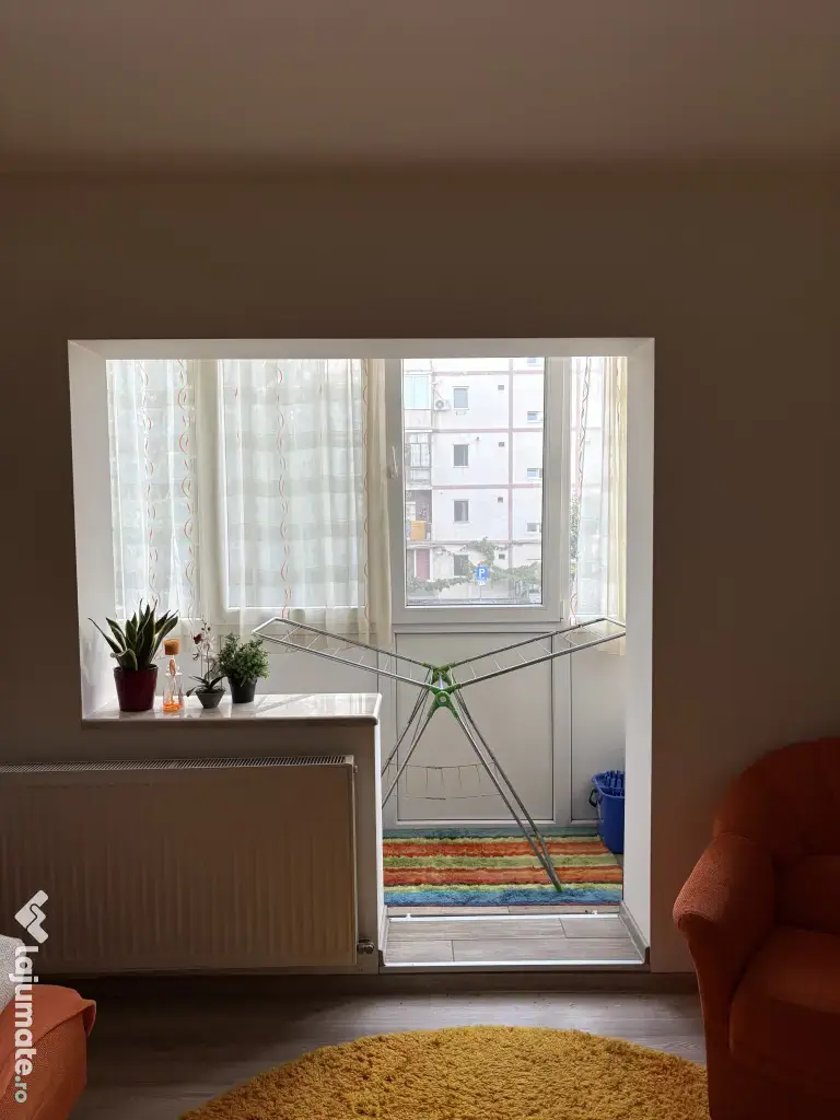 Vând apartament 3 camere spațios de 75 mp, semidecomandat. Central