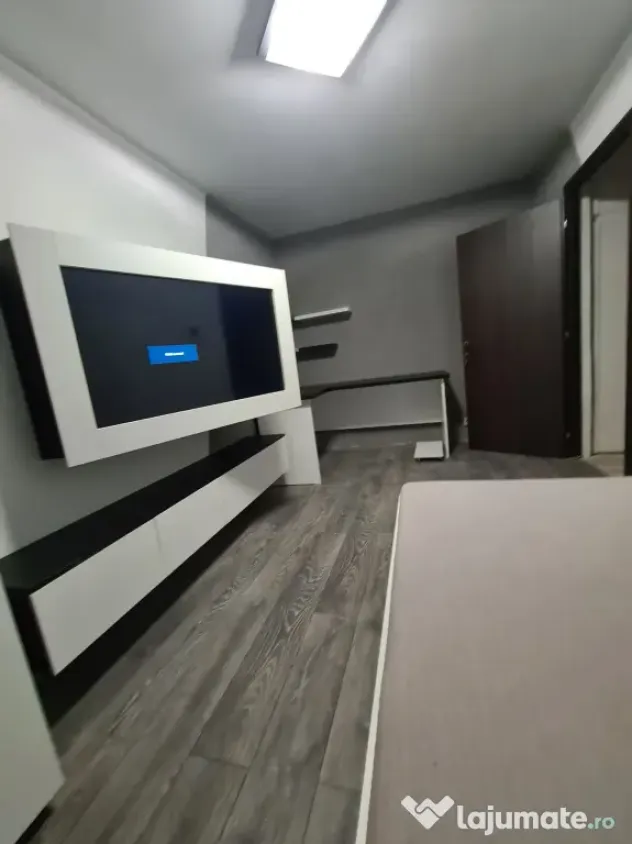 Vând apartament 3 camere spațios de 75 mp, semidecomandat. Central